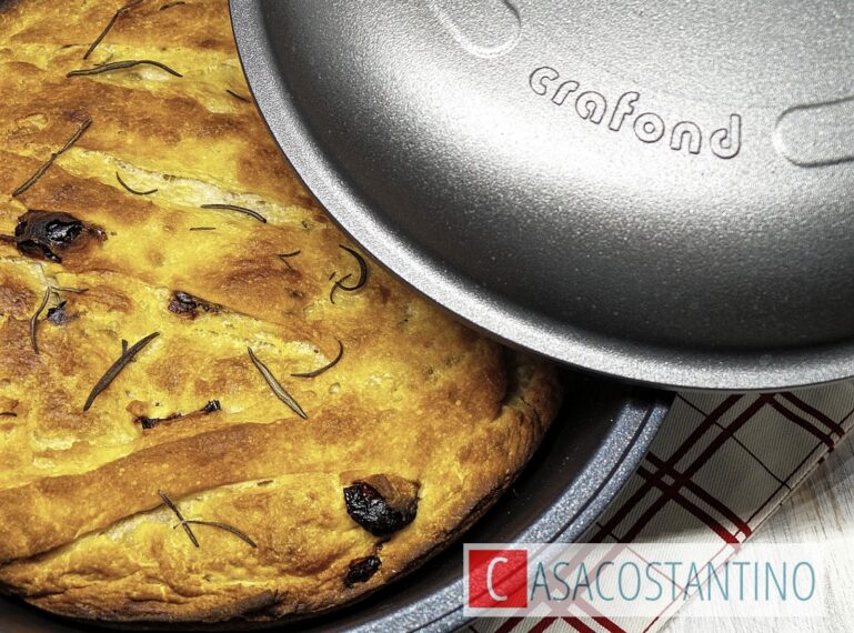 Pane rustico con pomodori secchi