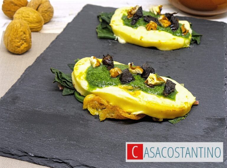 Caciotta piastrata su spinaci con pesto di rucola