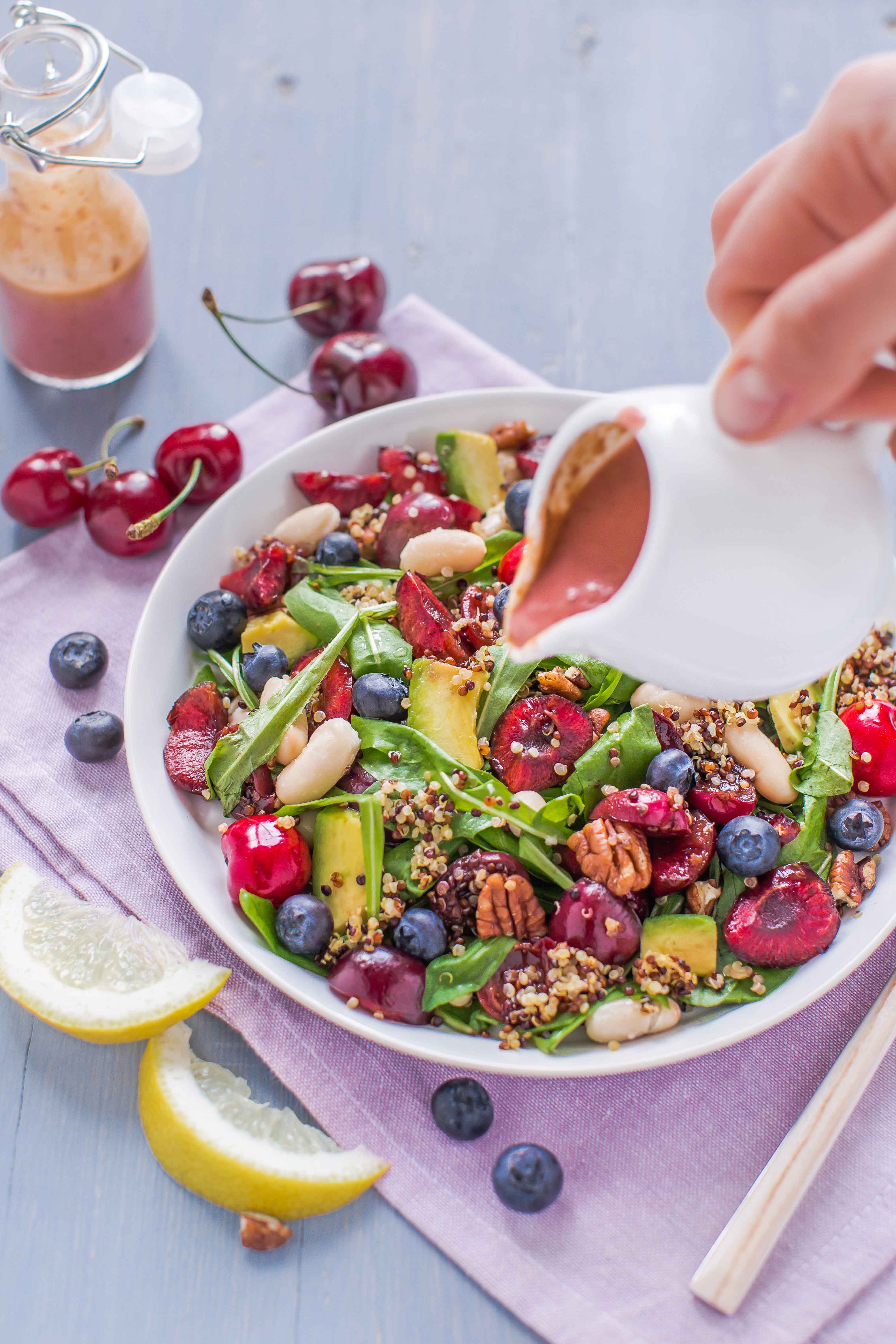 composizione dell'insalata di quinoa e ciliegie all'aceto balsamico