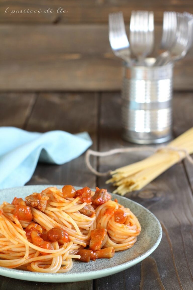 Spaghetti con chiodini e salsiccia